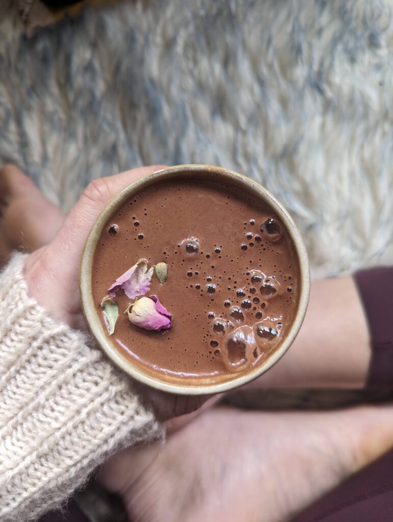 Zeremonieller Cacao und Rose sind eine perfekte Kombination für dein Herz